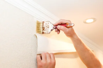 Pose de papier peint à Loupian — revêtements muraux et toiles de verre